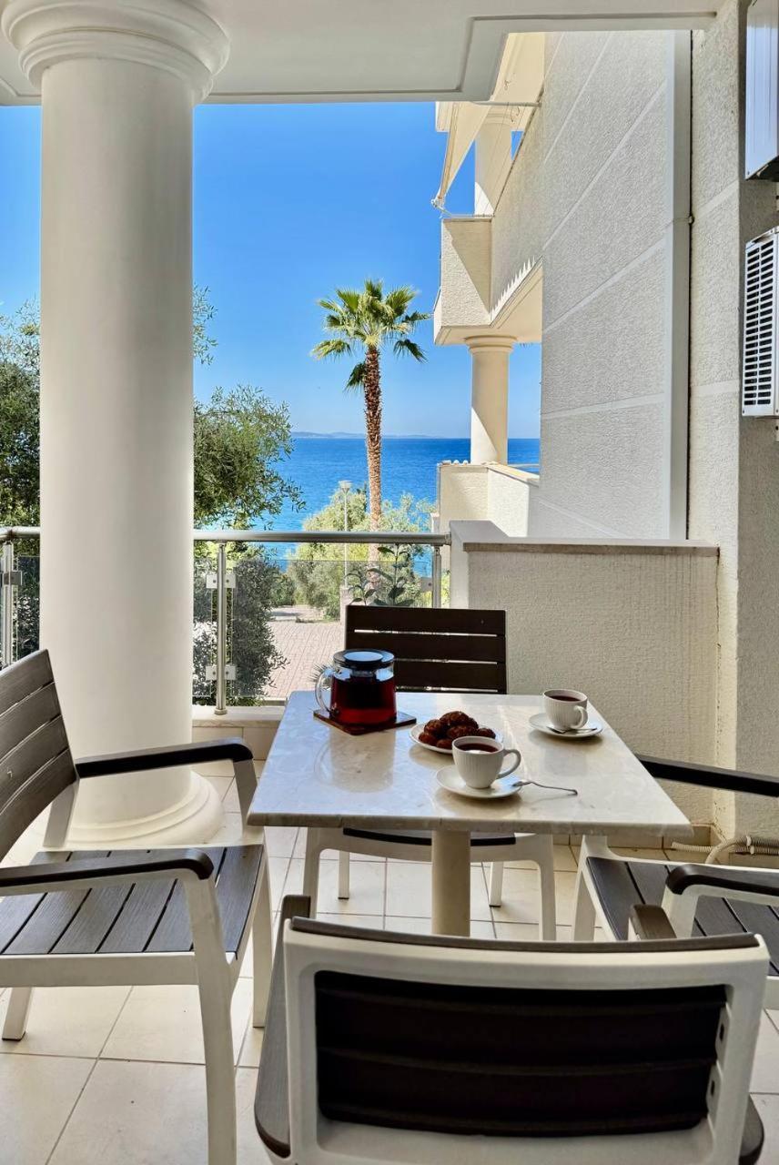 White Coast Apartment *
